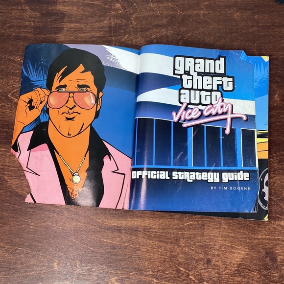 Grand Theft Auto: Vice City Official Strategy Guide 2002 Magazine By Tim Bogenn - Picture 3 of 5